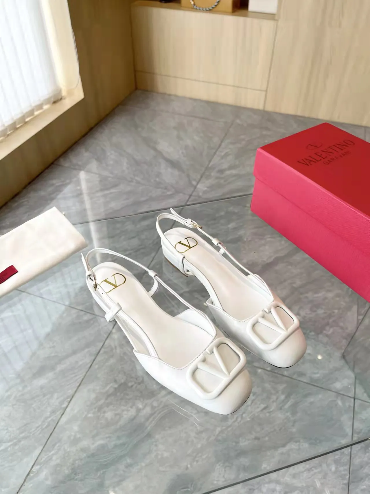 👟👟Ex-factory price 400👟👟 Genuine leather sole +40 Top version 𝑉𝐴𝐿𝐸𝑁𝑇𝐼𝑁𝑂 Valentino new spring and summer women's back hollow new sandals. Unique V-buckle hardware accessories bring out a full sense of luxury. The new season will live up to expectations! Worth buying★Absolutely high-grade❥Original method, Absolutely sensual❥Elegant style, creating a different feeling, simple and elegant style!  Code number: 35-41 (34-42 customized, non-returnable) Fabric: Imported sheepskin Inner foot pads: Inner sheepskin Heel height: 2 cm Leather outsole Rubber outsole